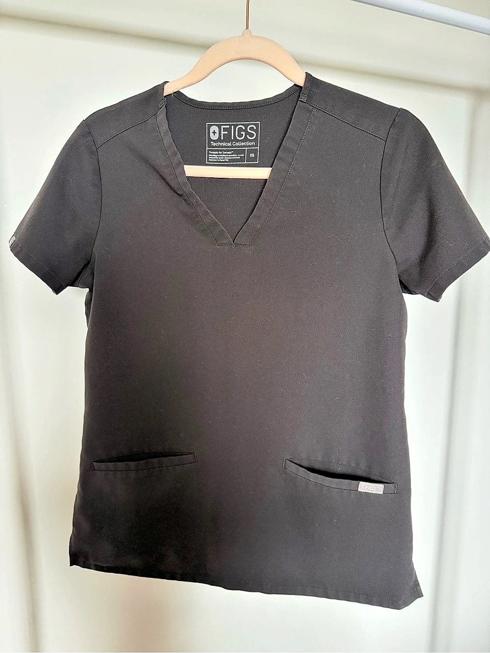 FIGS Catarina One-Pocket Scrub Top Black Short Sleeve Scrub Top Like New XS